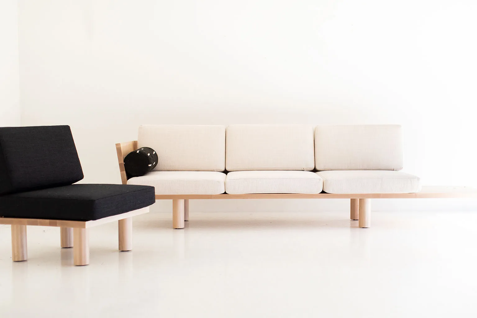 Modern Suelo Sofa - Turned Leg - 0321