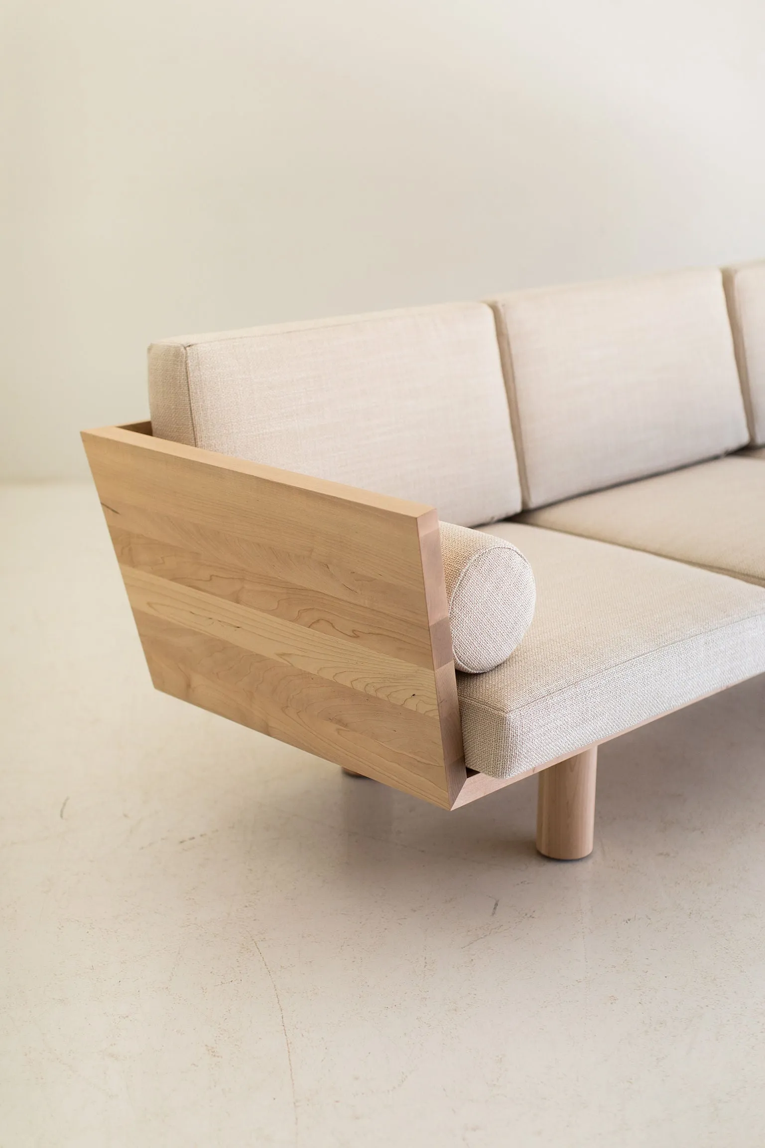 Modern Suelo Sofa - Turned Leg - 0321