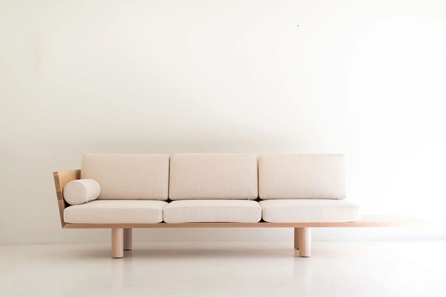 Modern Suelo Sofa - Turned Leg - 0321