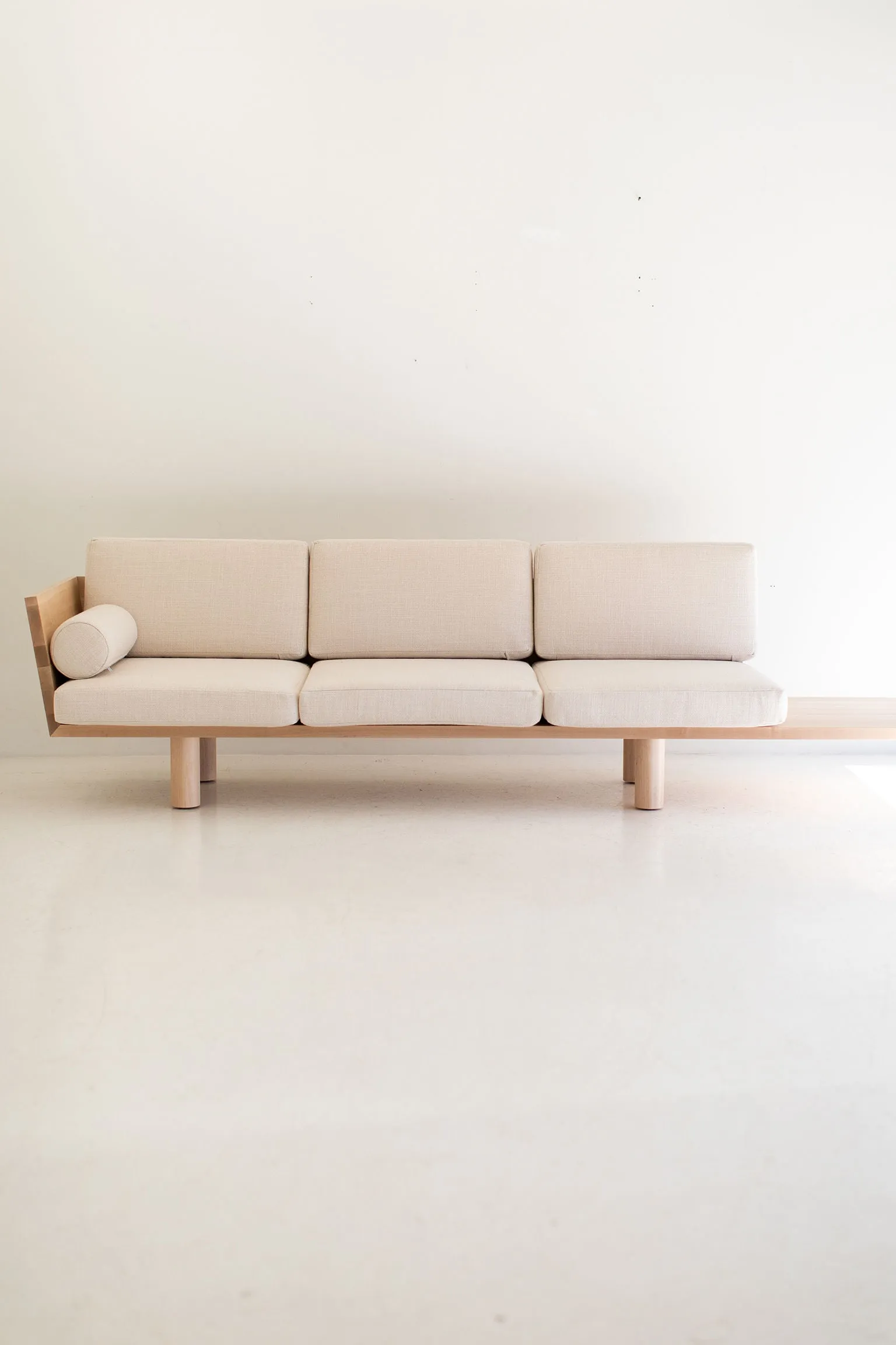 Modern Suelo Sofa - Turned Leg - 0321