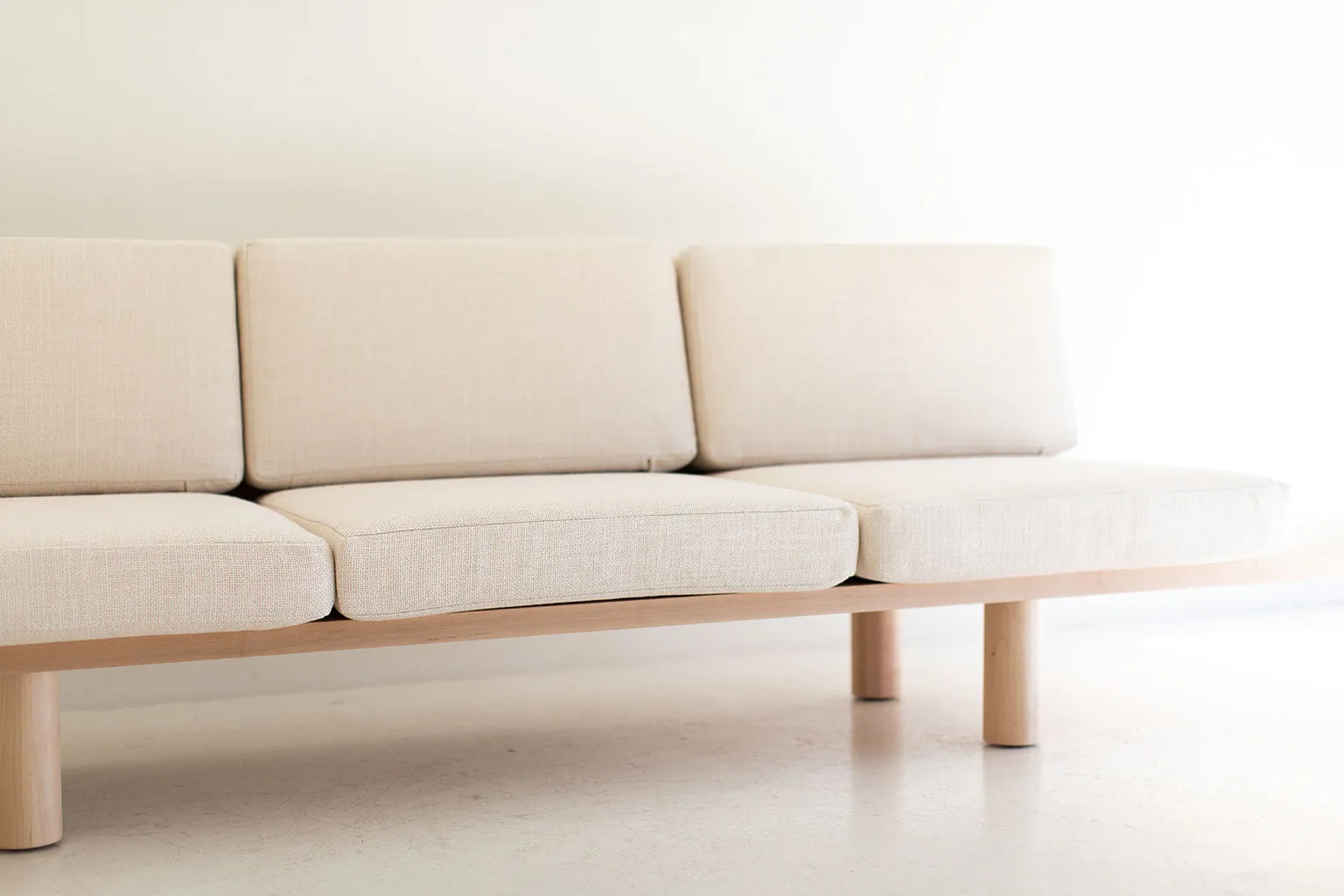 Modern Suelo Sofa - Turned Leg - 0321