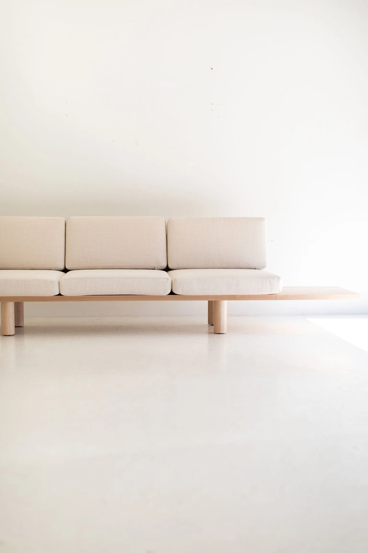 Modern Suelo Sofa - Turned Leg - 0321